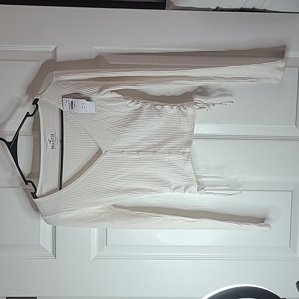 Hollister girls, long sleeve vneck baby tee size XS cream